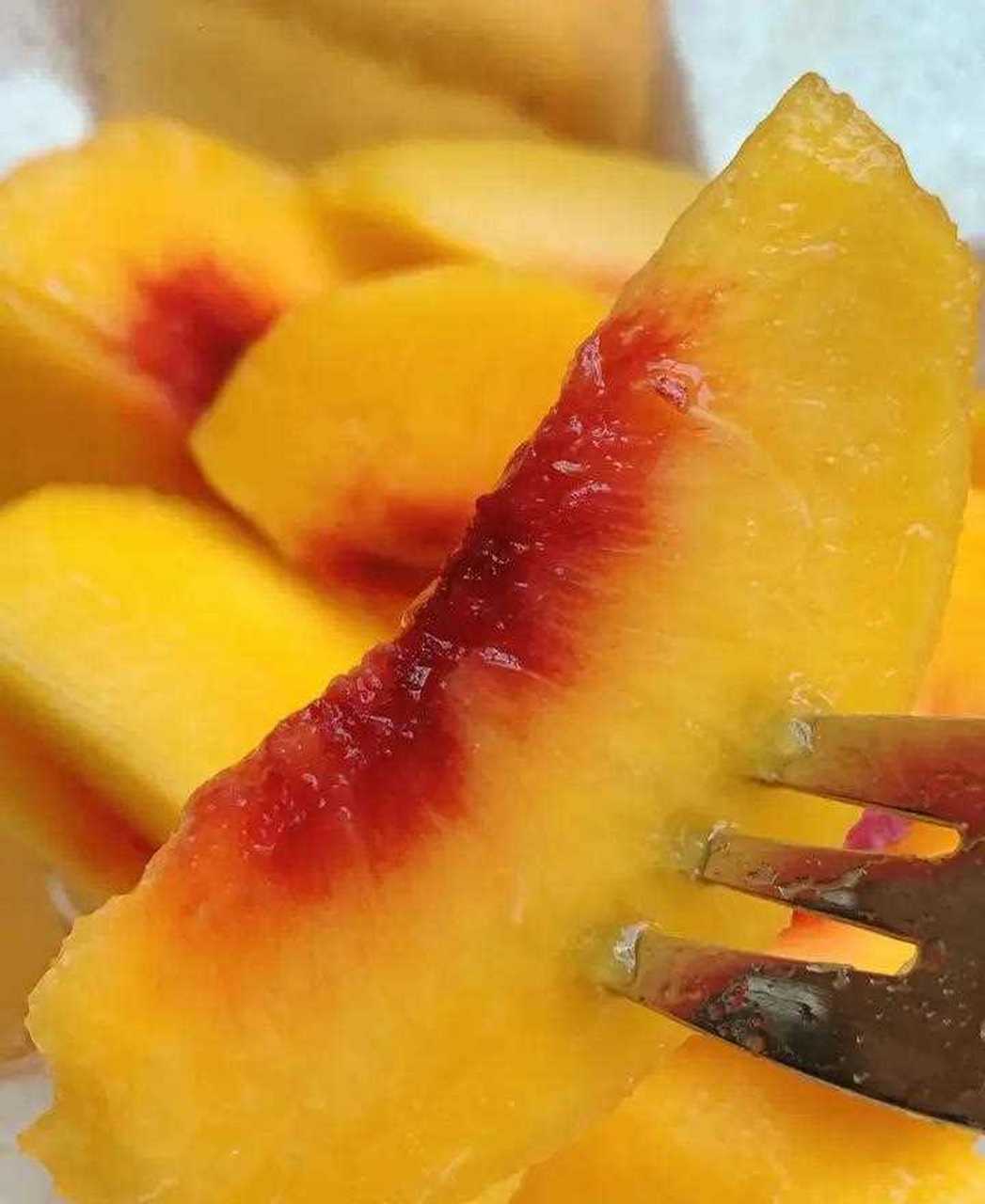 这款黄桃可以脆软两吃,我喜欢吃脆的,我家先生喜欢吃软的,刚好满足