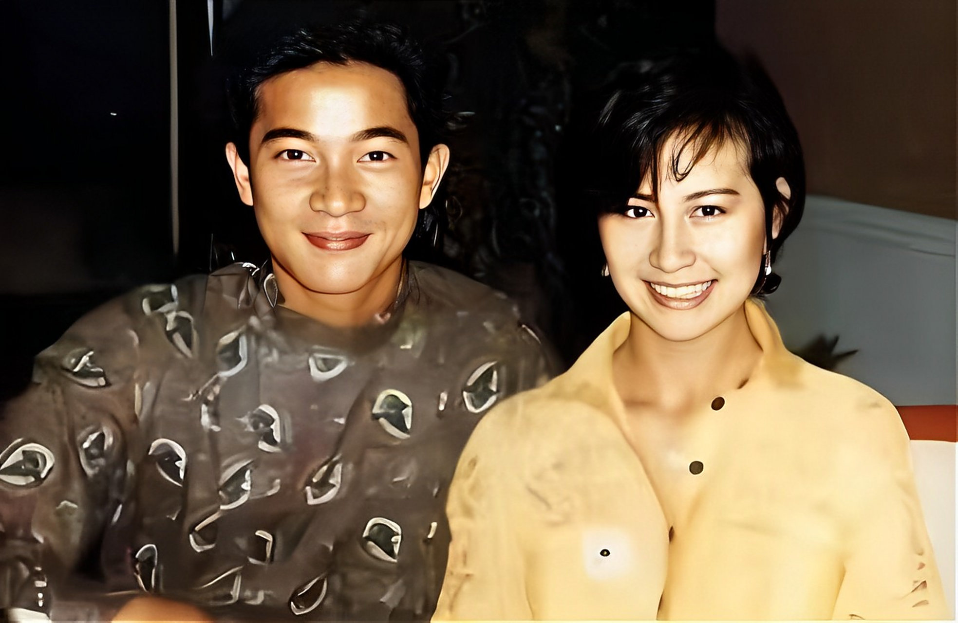 镜头下,陈百强靠在何超琼的肩膀上,两人依偎在一起,感情深厚.