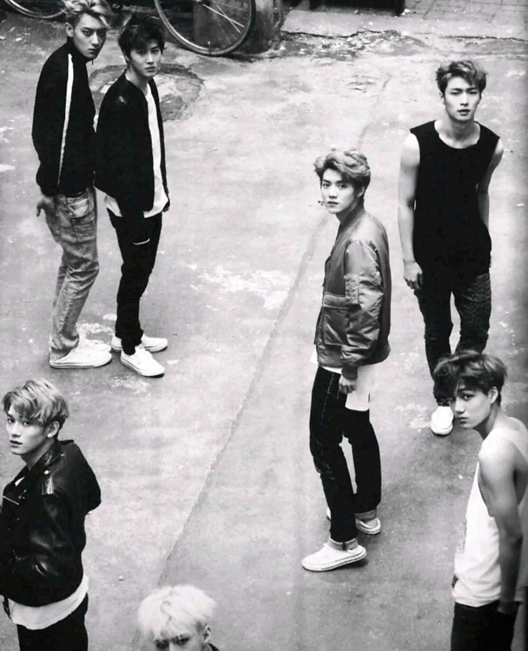 "早年的exo合照,见证了他们的青涩岁月和成长历程.