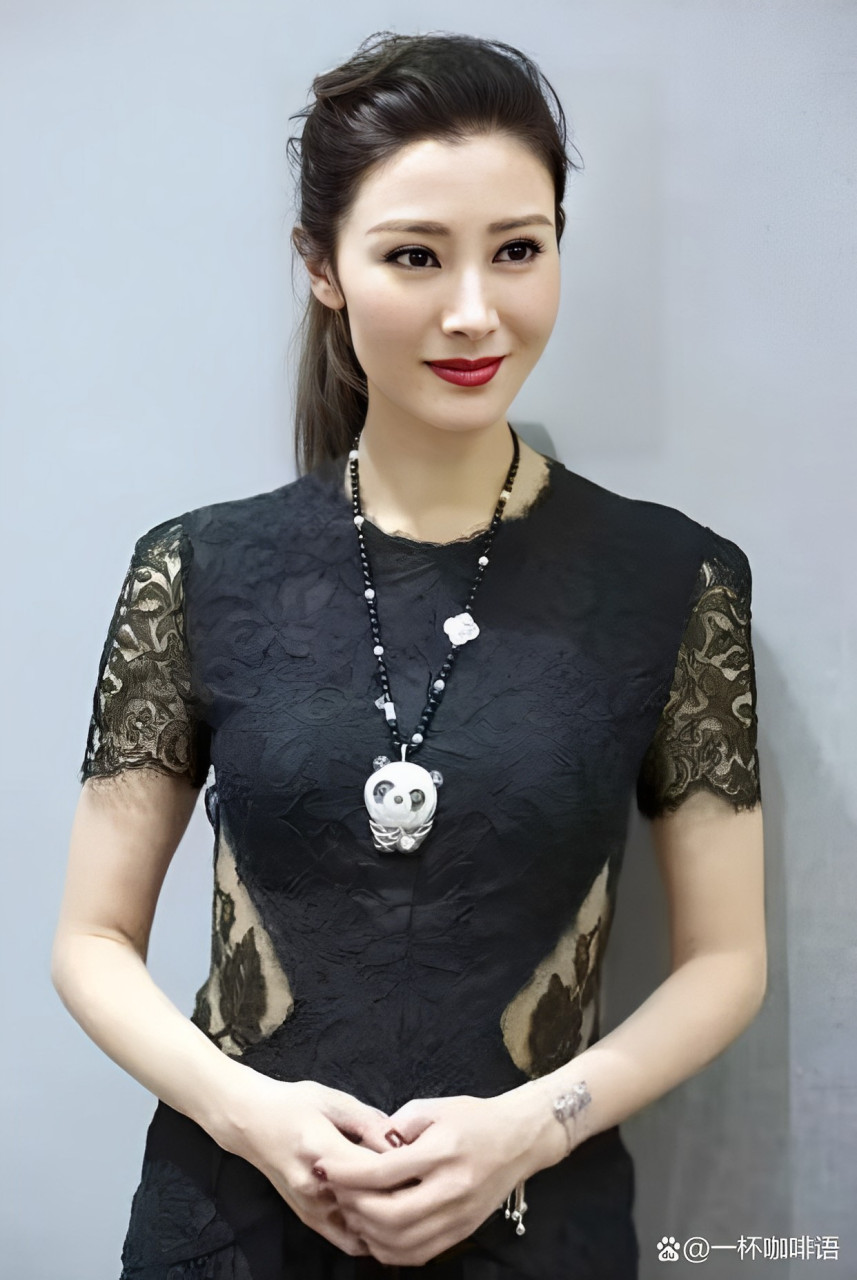 53岁的李嘉欣很漂亮,脸和侧面像一样迷人!
