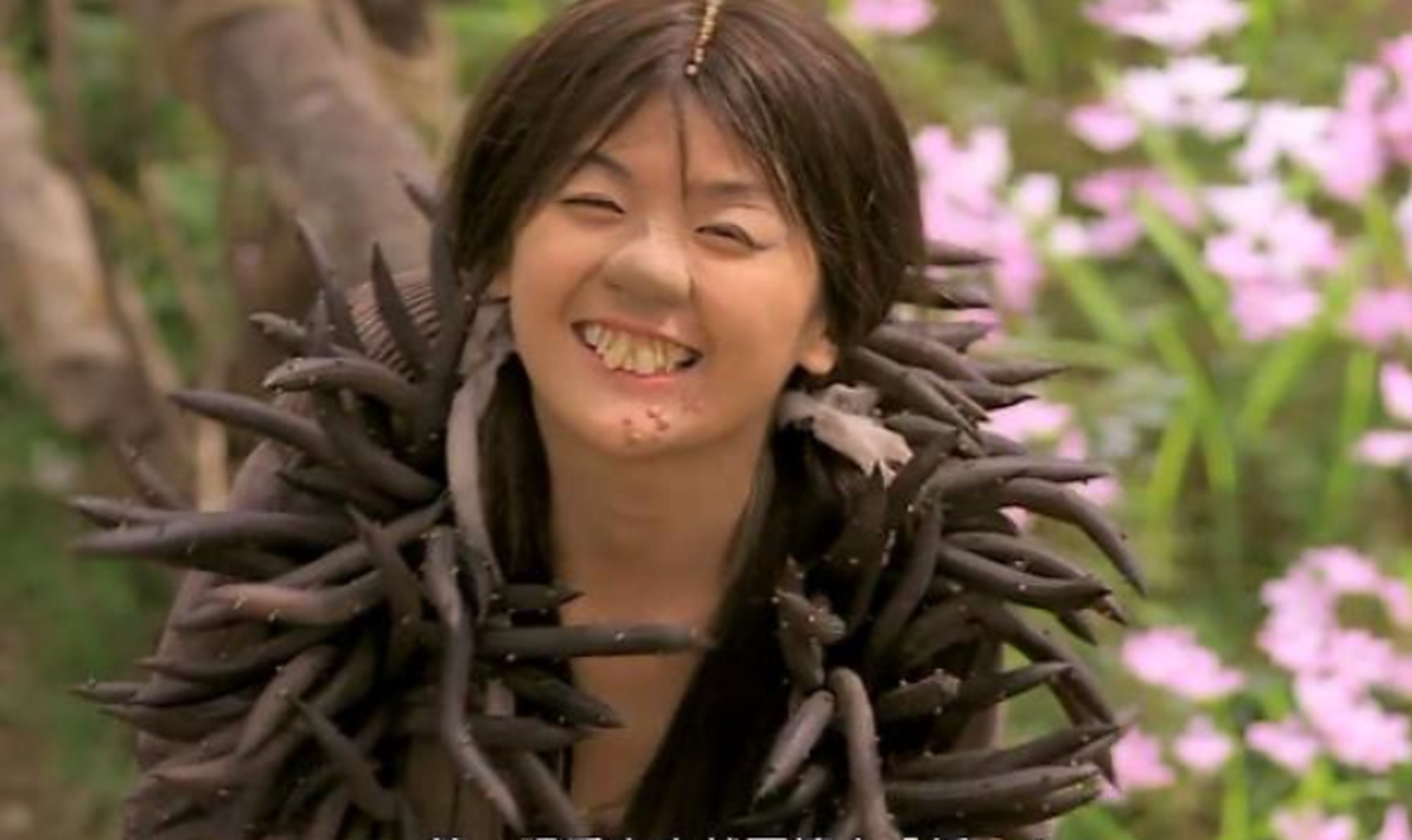 在《情癫大圣》中,蔡卓妍饰演的"岳美艳"就是一个不折不扣的丑女