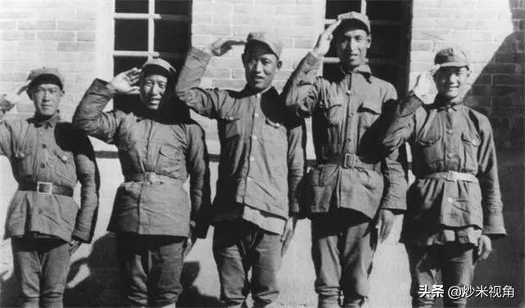 1929年,湖北黄安(今红安)县华家河镇喻家畈村,一个19岁少年悄悄跟母亲