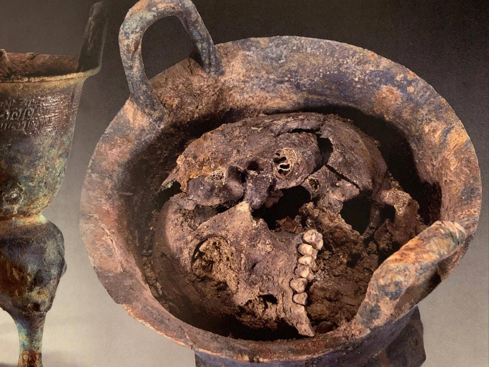 当时考古学家的猜测是,这个人头可能只是不小心滚进去的,然则这