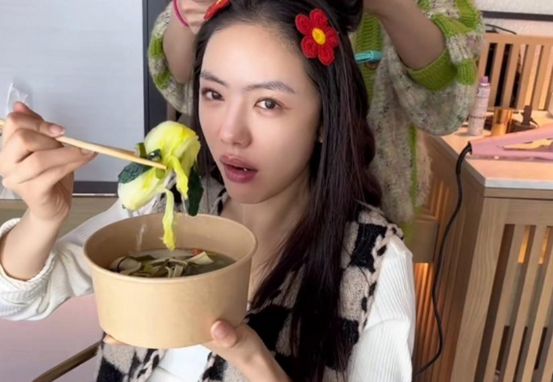 蔡文静素颜在化妆间做发型,她牙龈上火只能吃素,连水煮菜都觉得是美味