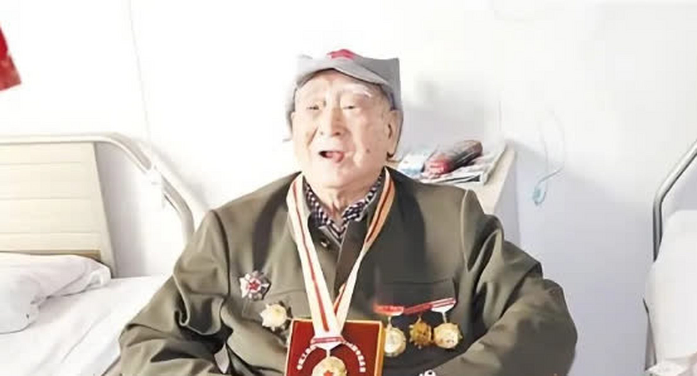 " 八路军战士秦光中弹倒地. 两个叛徒来补刀了. 秦广低声喝道.