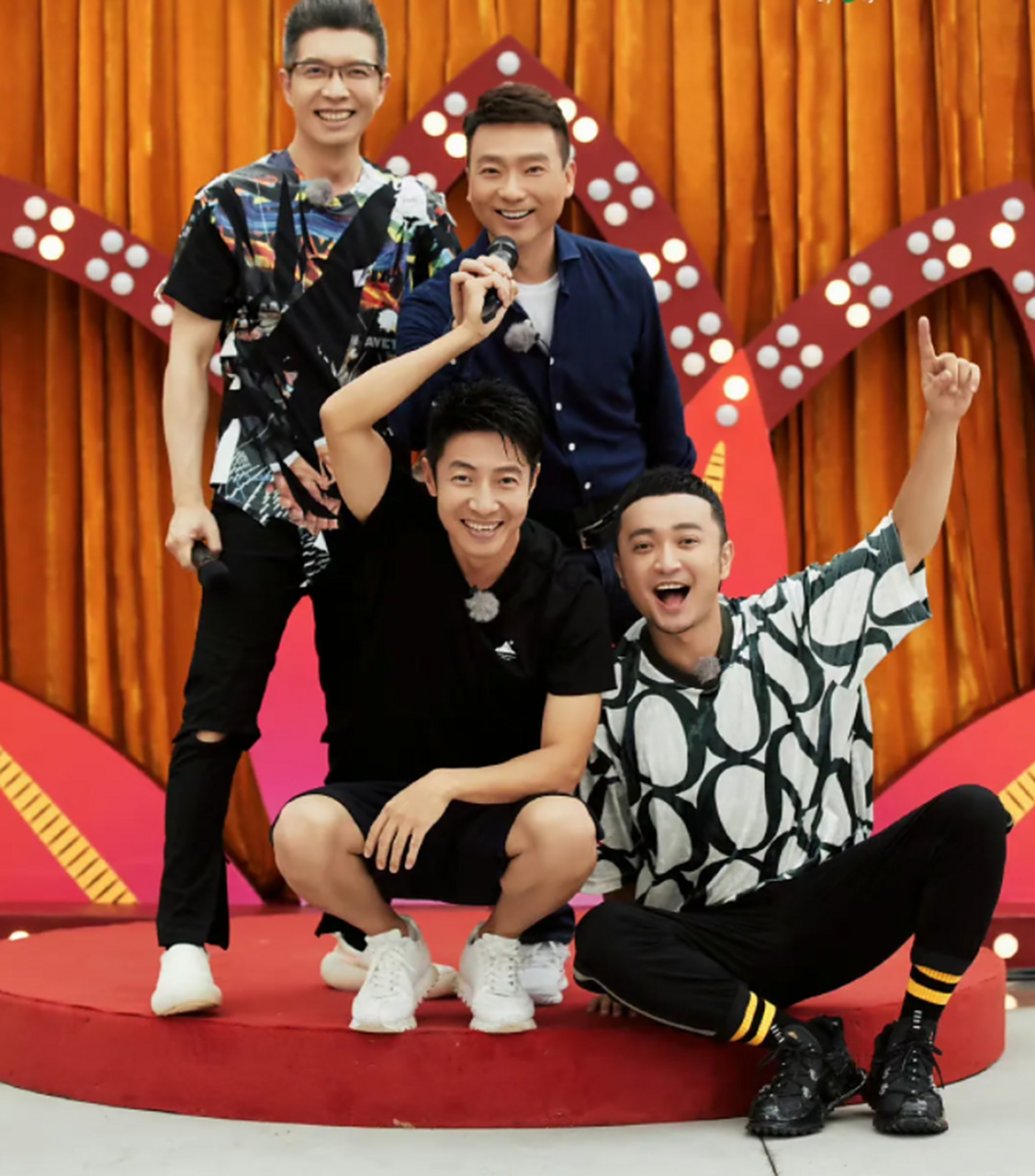 央视boys罕见同框合影,与好兄弟们难得合体,连一向沉稳的康辉都变调皮