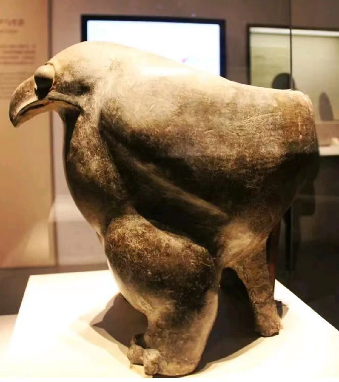 这张照片展示的是国宝级文物陶鹰鼎,现在被收藏在国家博物馆中,并被