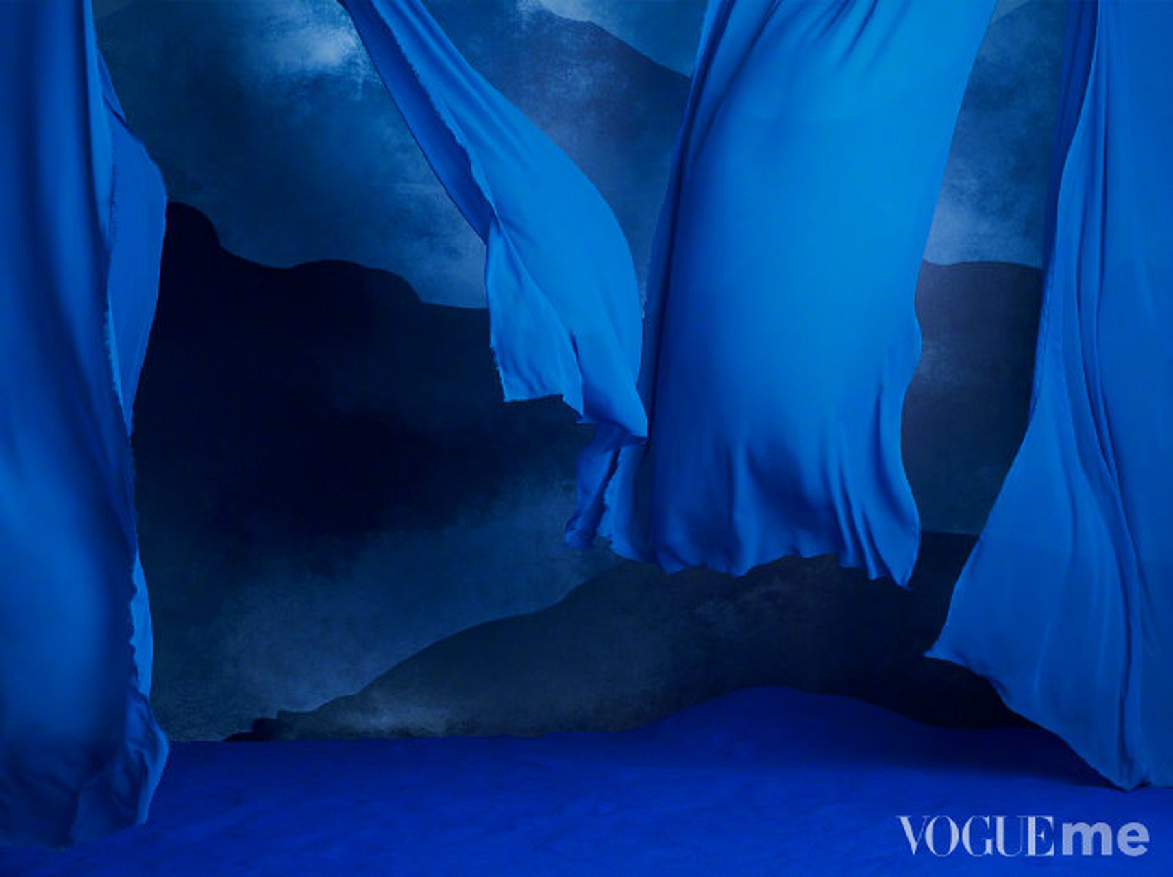 《vogueme》7月刊封面大片,清冷飒爽搭配红唇与金属环编发,将侠女之姿