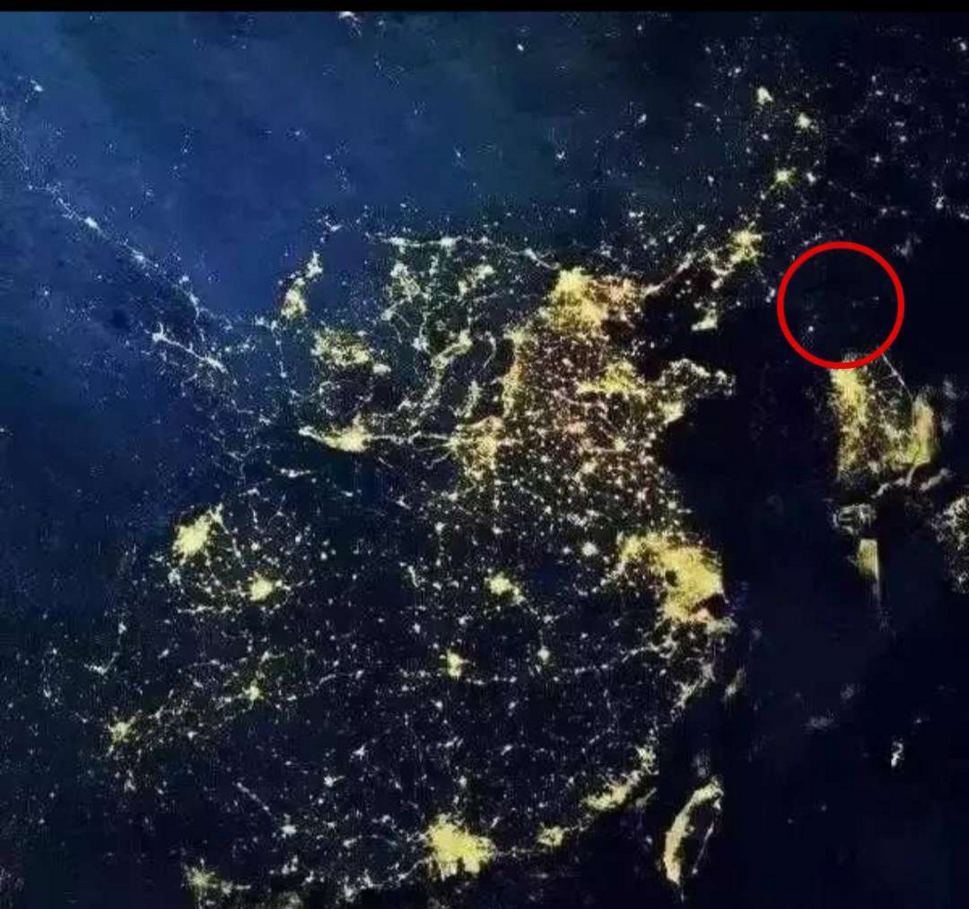 来朝鲜才知道的事情:夜晚的朝鲜半岛卫星图上,只见半岛北部的朝鲜一片