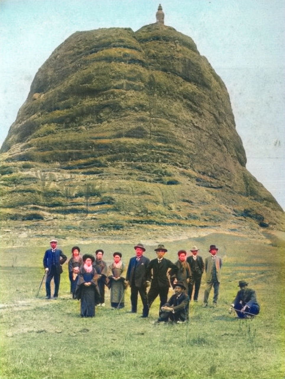 1930年左右,一群日本男女在辽宁营口熊岳望儿山下合影.