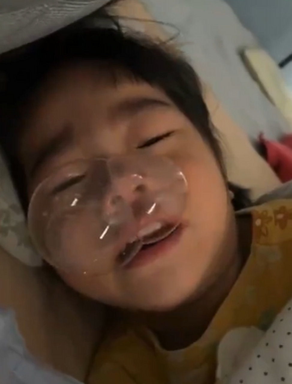 大人说小孩子冒大鼻涕泡并不夸张,最近江苏苏州这个萌娃就用实力展现