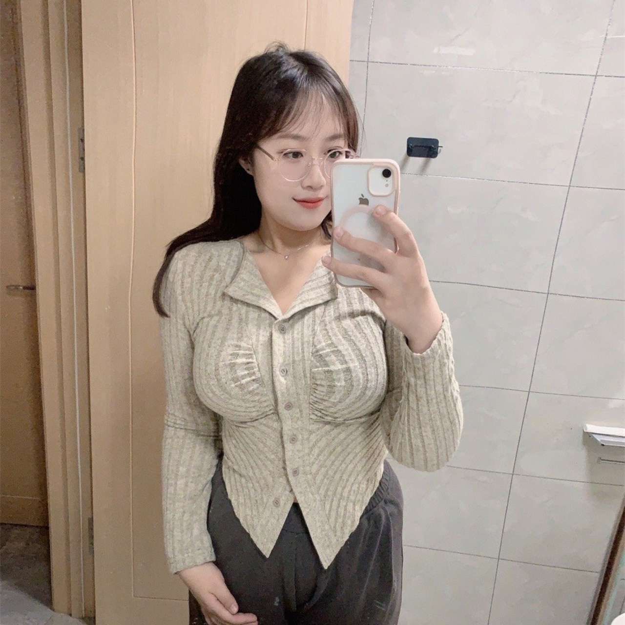 重庆幺妹儿的时尚自拍!显胸显腰臀比的衣服,太赞了!