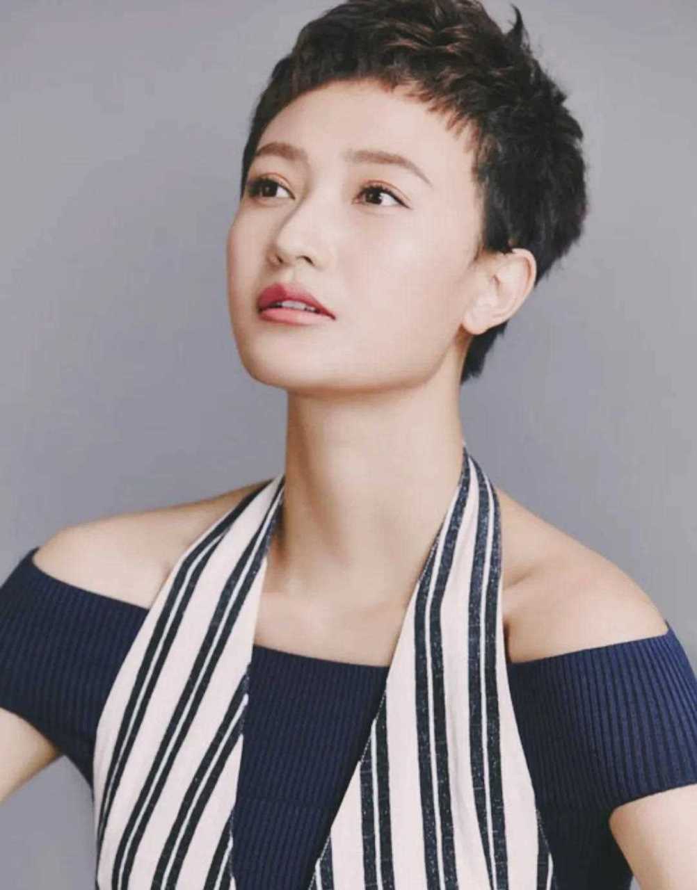 阎娜凭借《永不消逝的电波》,《民兵葛二蛋》等热播剧走红,屏幕上多以