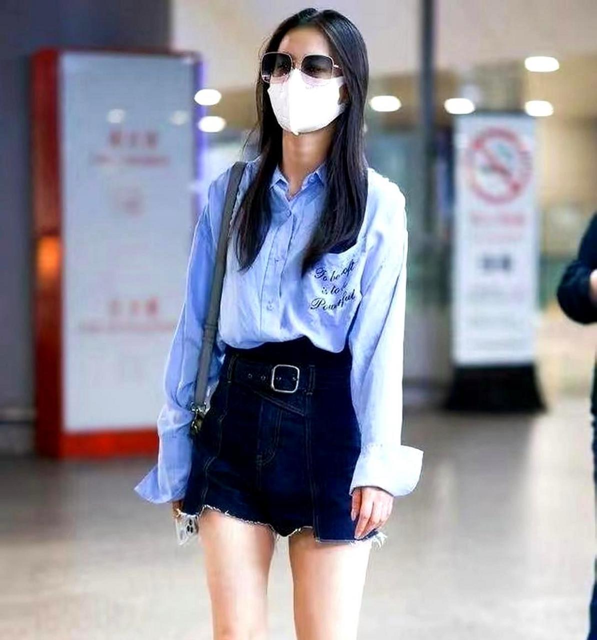 黄圣依穿着炸麻花牛仔短裤搭配蓝色衬衫,仿佛回到18岁的感觉.