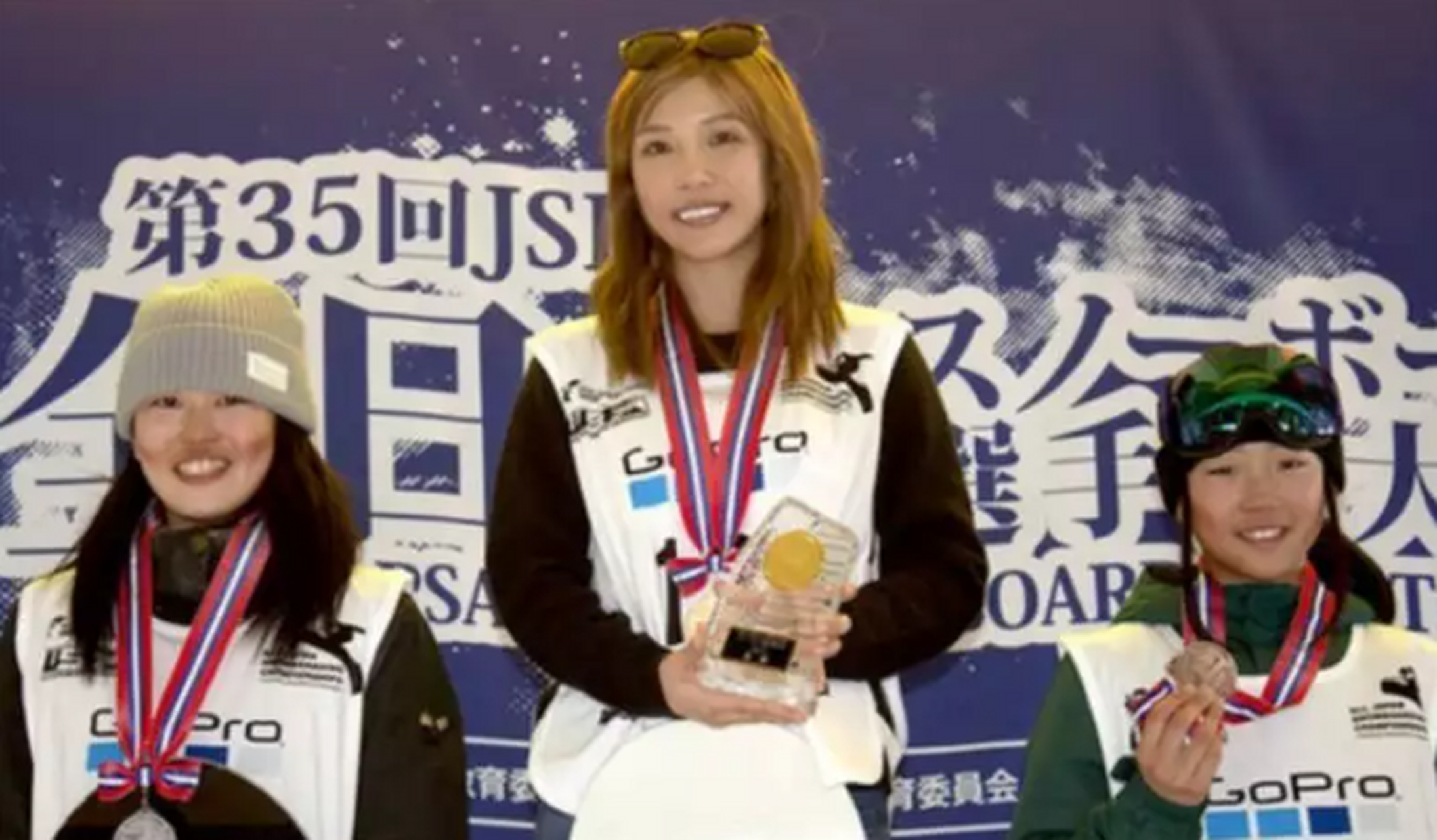 今井梦露从小就是滑雪世家的一员,一路荣誉加身,但一次意外的伤害让