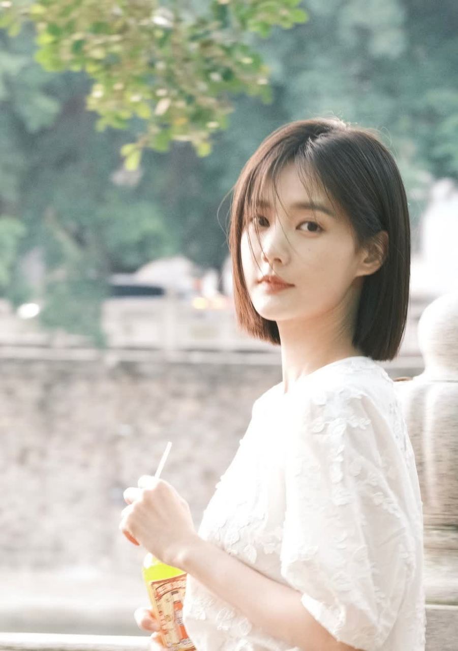 相比长发,李一桐似乎更适合短发!