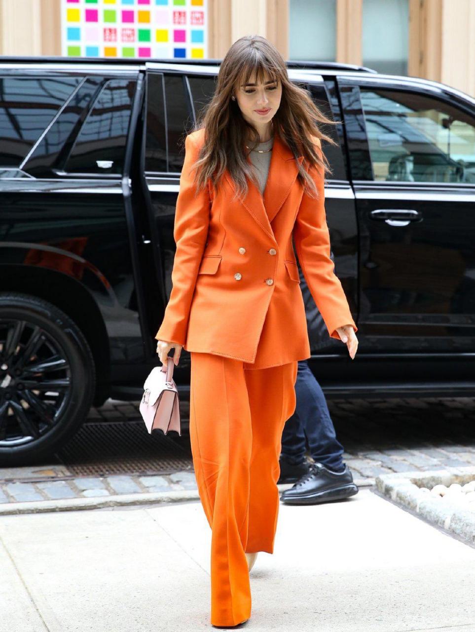 lilycollins纽约出街,一身橘色西服套装明媚耀眼,状态好棒[比心]拍完