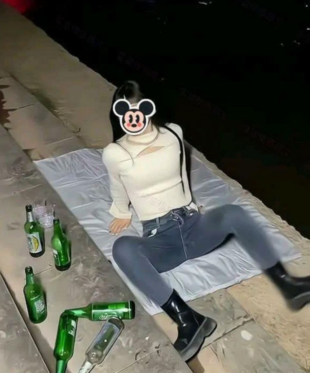 晚上在河边跑步,看到女同事喝醉了,我是不是应该扶她离开,别掉进河里.