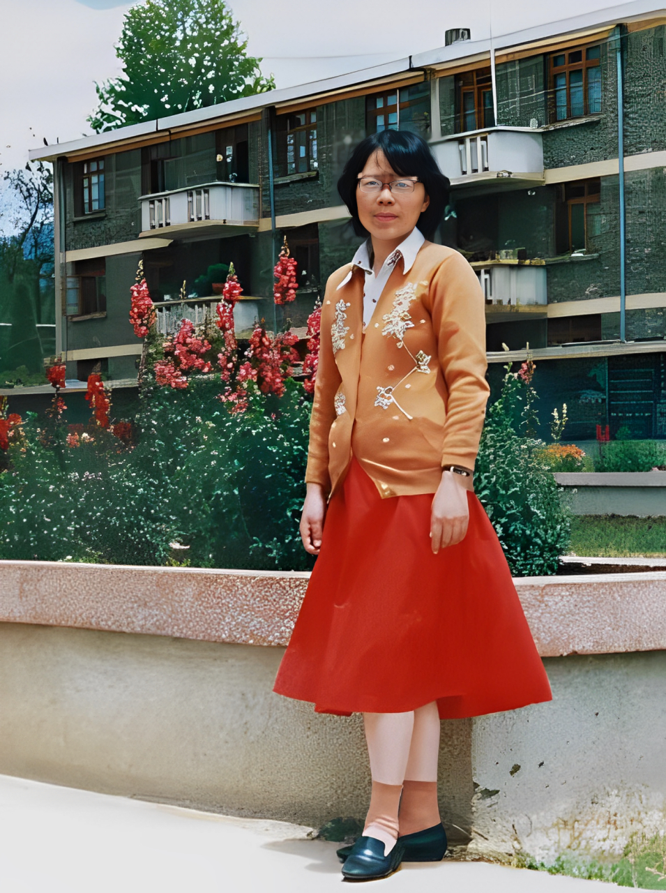 她叫张桂梅,这是她17岁时在张珍贵的照片.此刻的她,美丽,清瘦,温柔.