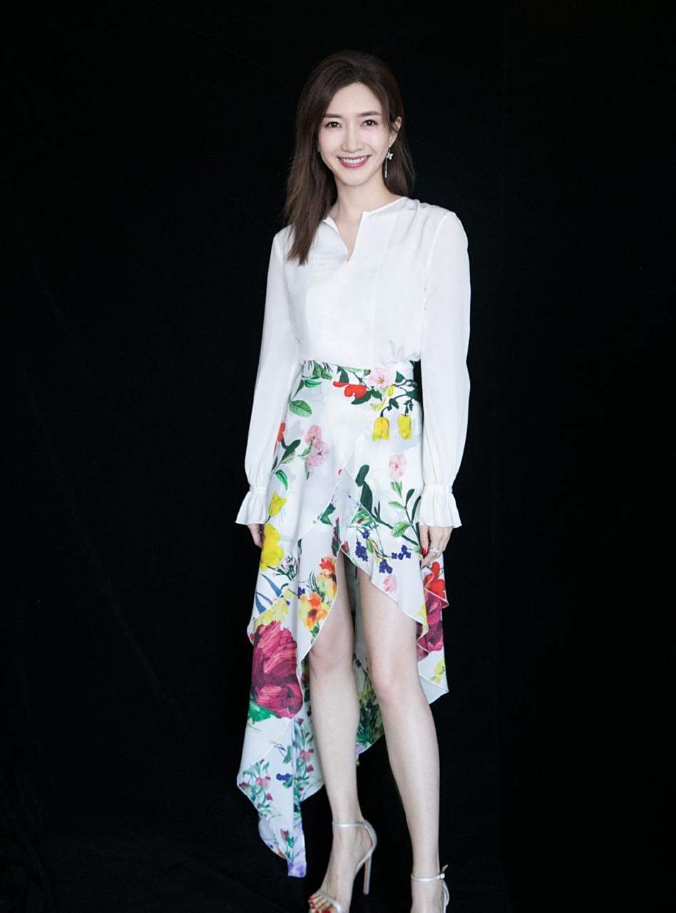 江疏影玉足太可人了,红色指甲油给你极致诱惑!