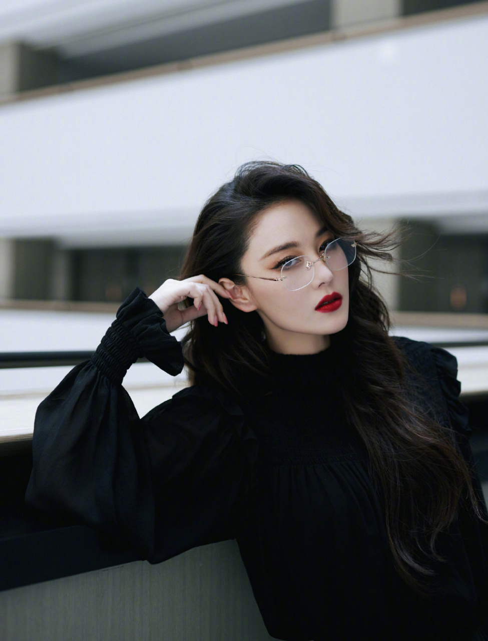 张馨予的一组黑色美照! #张馨予