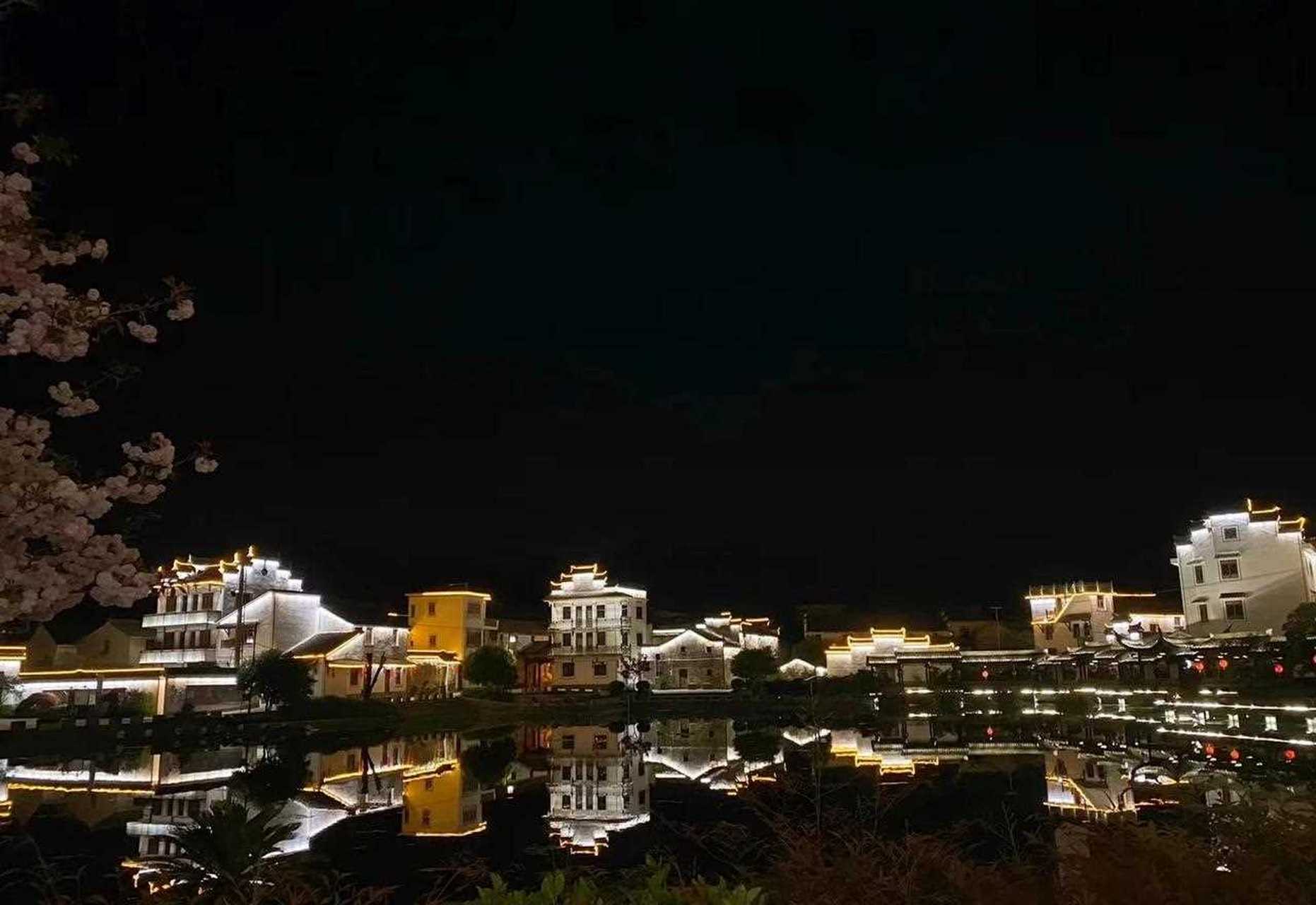 夜色下的深澳古镇很美,这里是先布局水系走向,给排水系统,确保饮用水