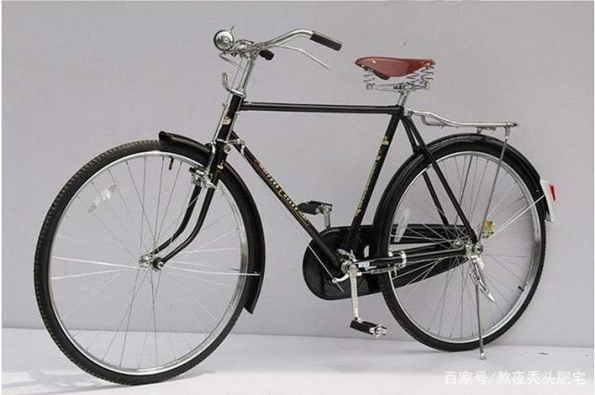 我叔叔家里一辆二八杠自行车,太老了骑不了了,推了半个多小时到废品站