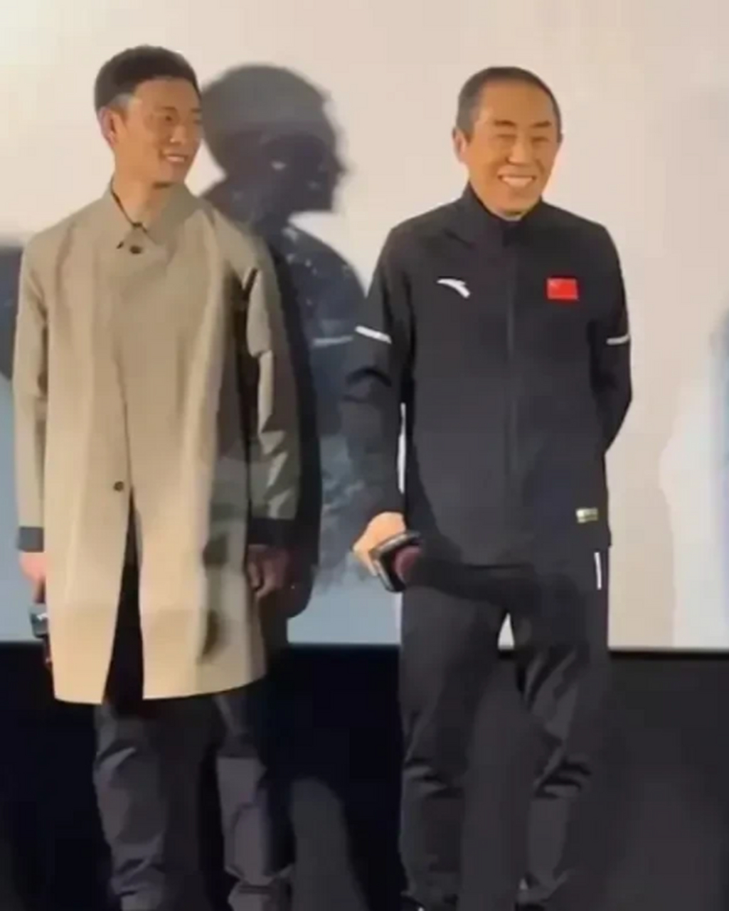 张艺谋不愧是"国导,一身国货安踏太有风度了,满头黑发不显老,精神