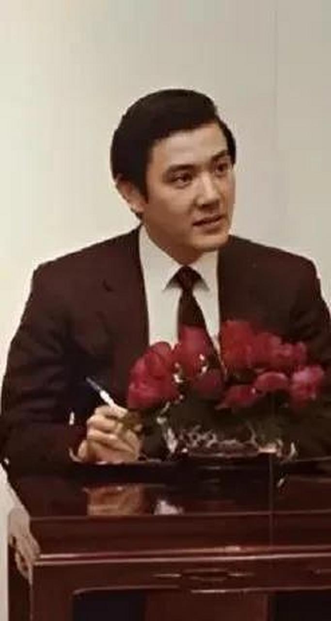 说实话,年轻的马英九确实挺帅的,和陆毅简直是神似 你能分辨出那个是