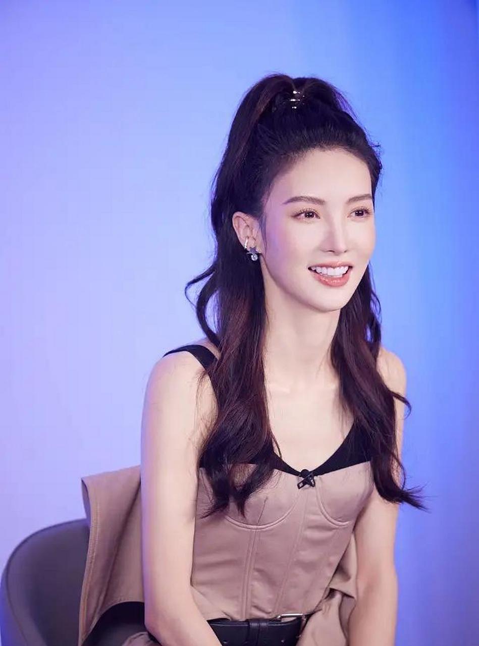 金晨,穿吊带裙脚踩马丁靴,尽显飒风气性感,高马尾造型元气十足