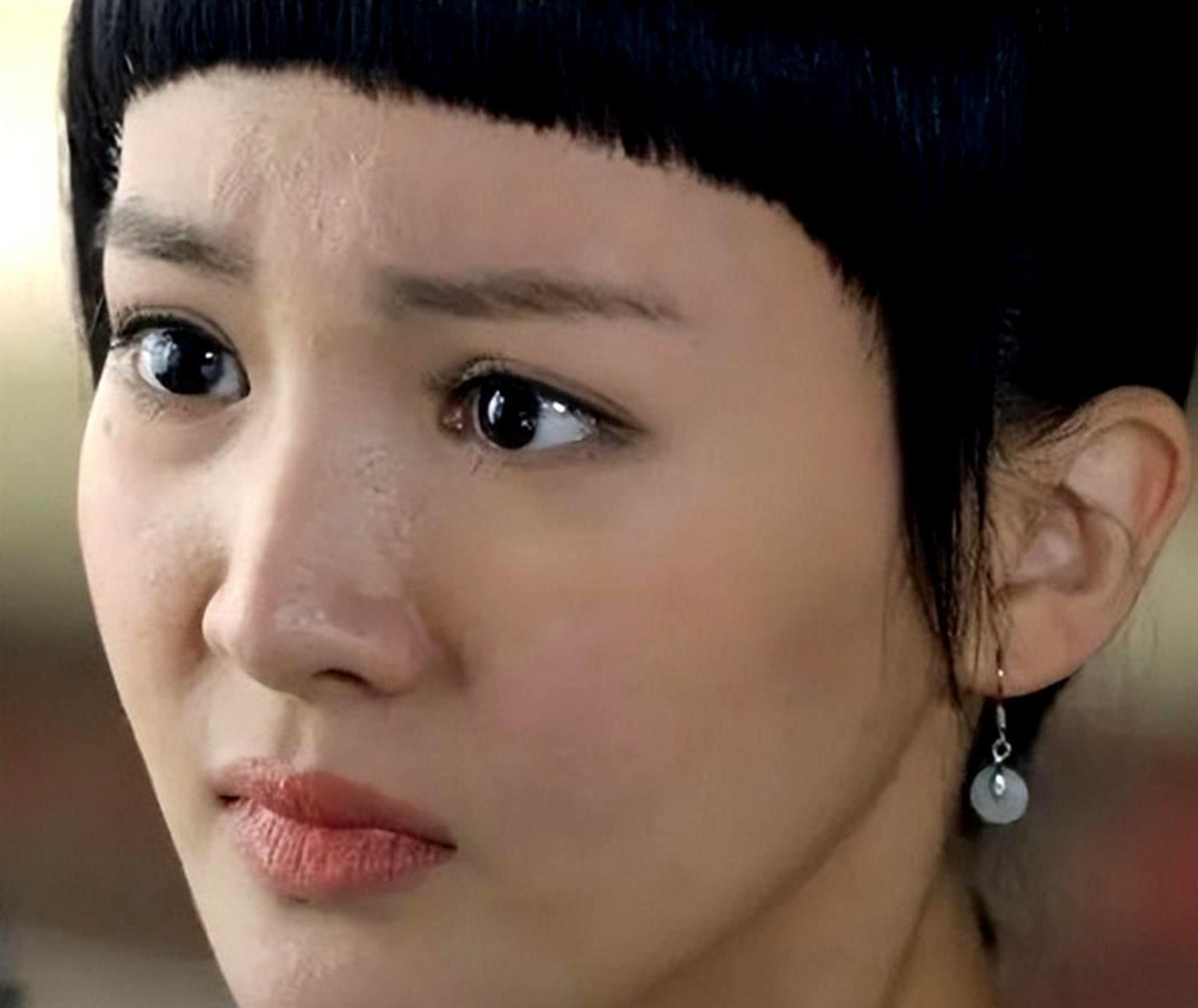 金晨刚出道时的样子可爱,现在动过刀子的脸像御姐.