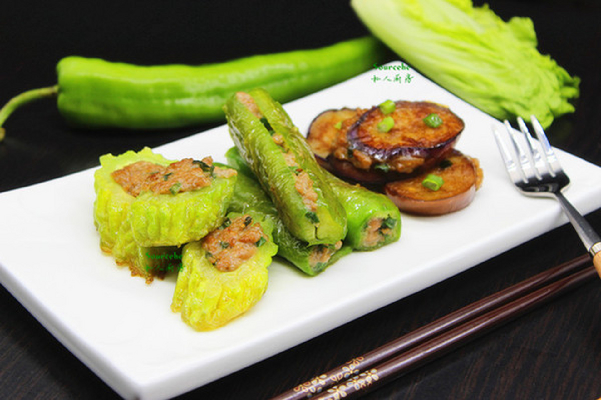 香港煎酿三宝 煎酿三宝是香港,澳门,广东一带著名小吃.