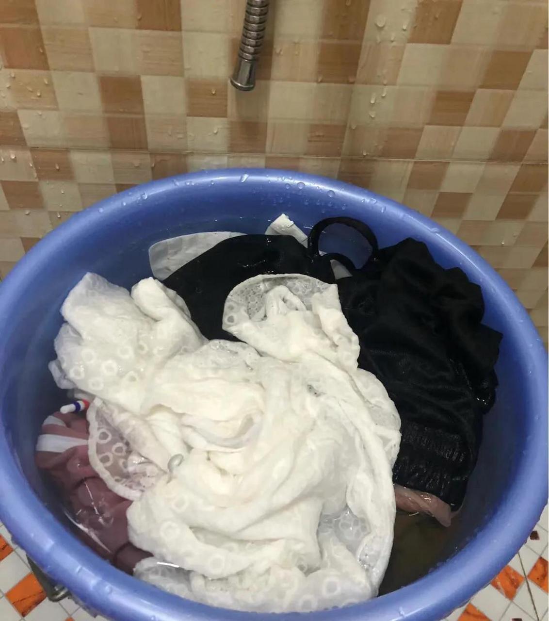 今天下班回家,饭都没吃就开始洗衣服,一大盆都是她积攒了好几天的