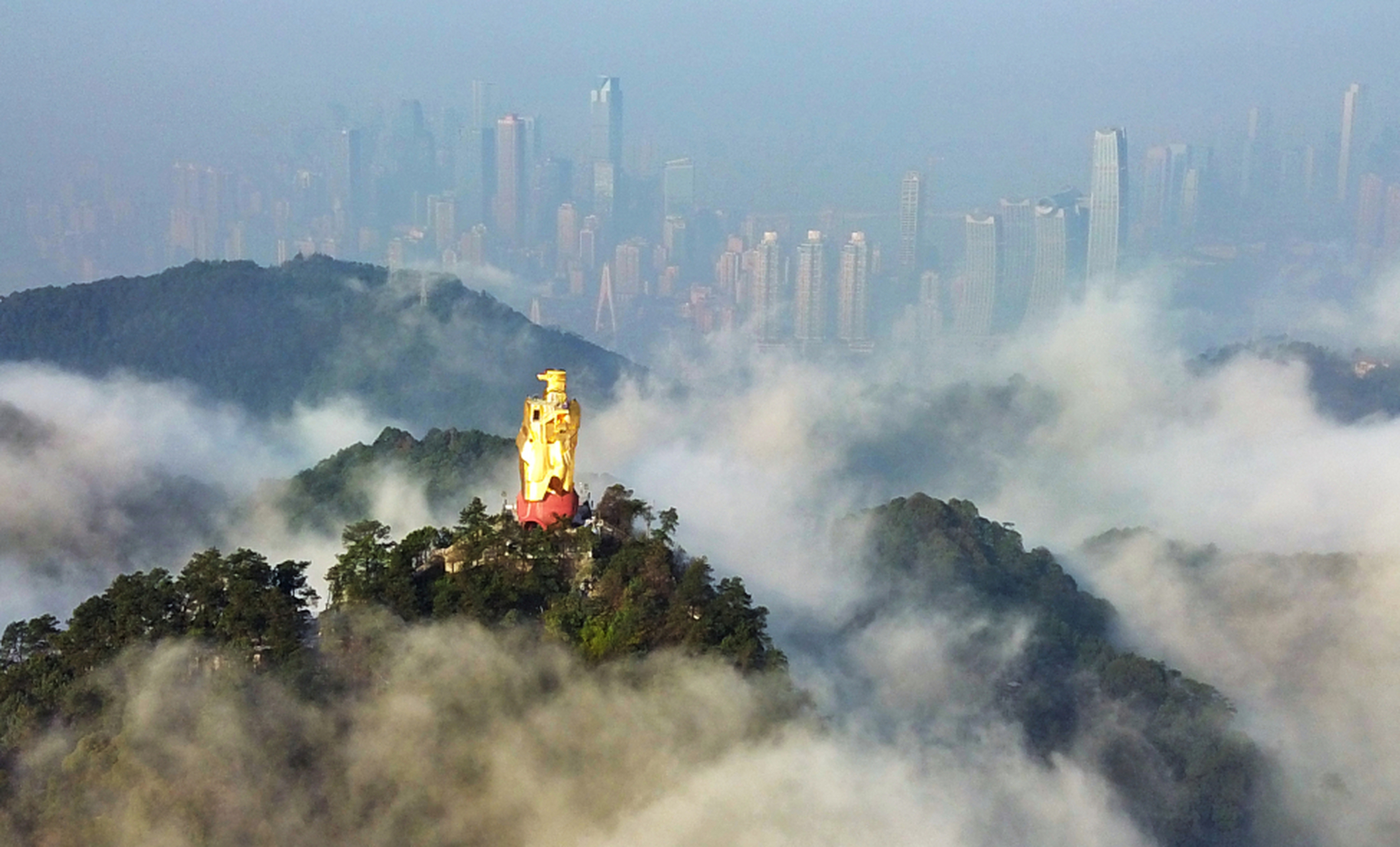 重庆南山大金鹰恢复开放,经过一轮重新的装饰后,南山大金鹰已恢复开放