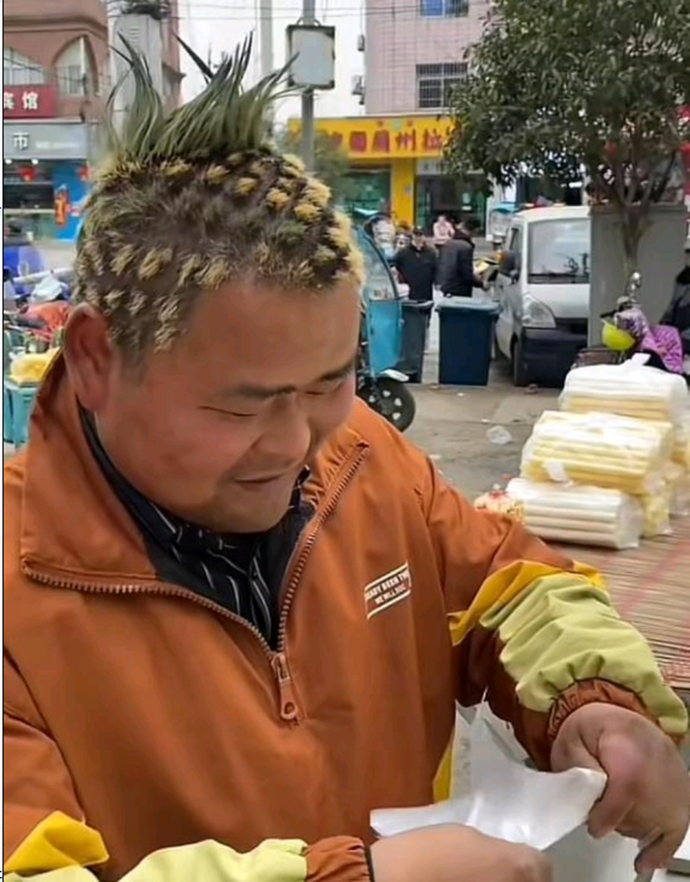 菠萝达人 干一行爱一行