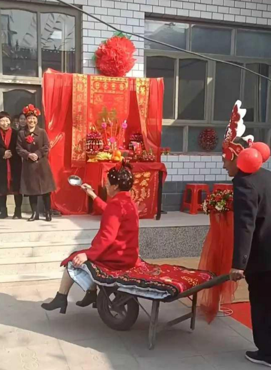 结婚时会闹喜公公和喜婆婆,你们那有这种风俗么