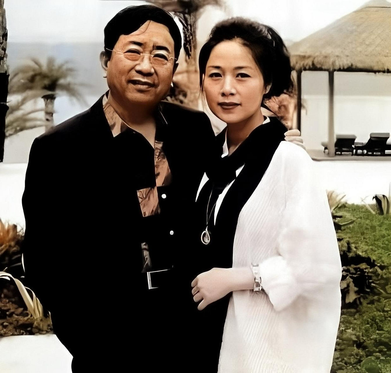 多年前,余秋雨耐心地追求李红,并最终说服她嫁给他.