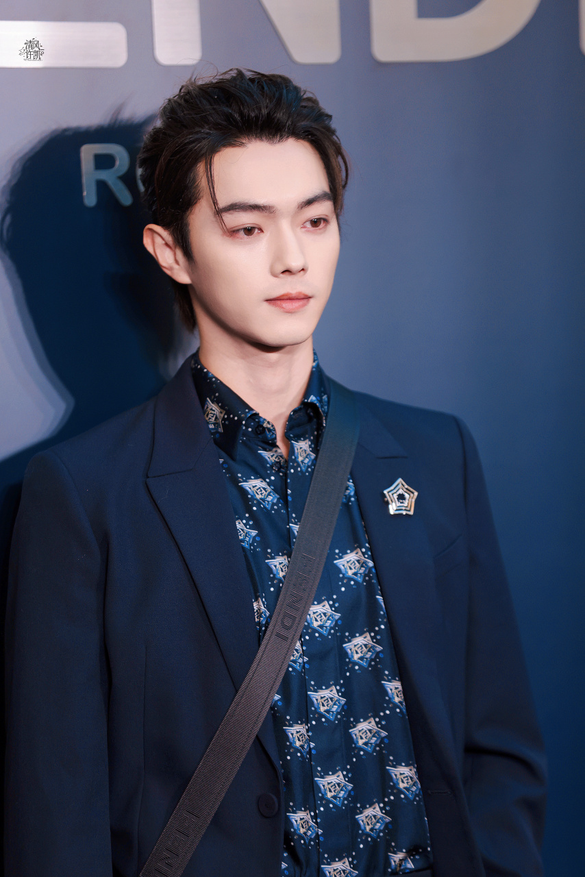 许凯今日品牌活动造型图来了,背头小揪揪造型狂拽酷霸帅~~~  #许凯