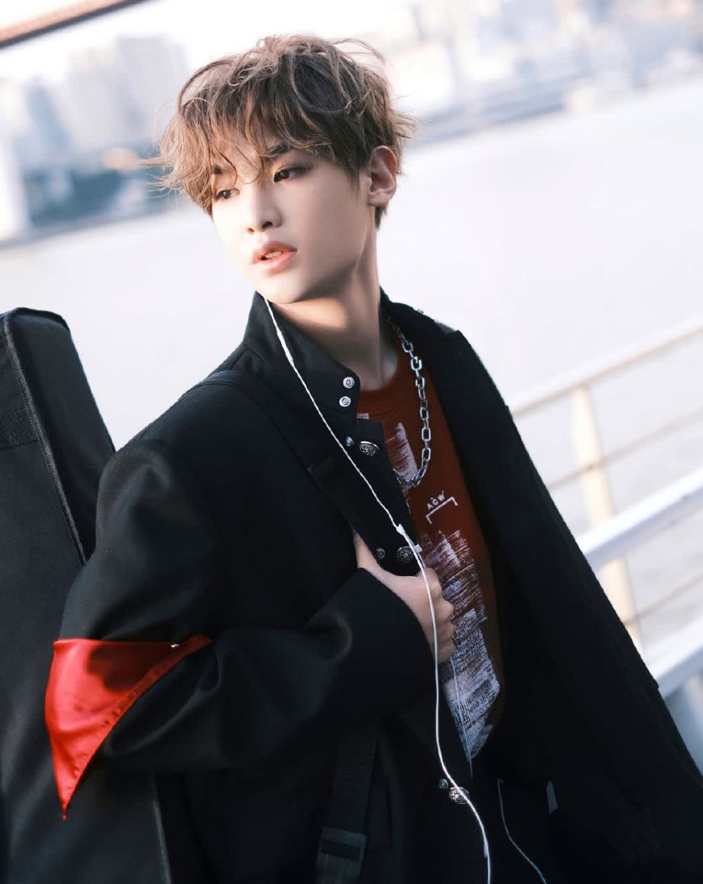 黄明昊最新大片分享,黑色立领外套搭配复古摇滚印花短袖,手握电吉他