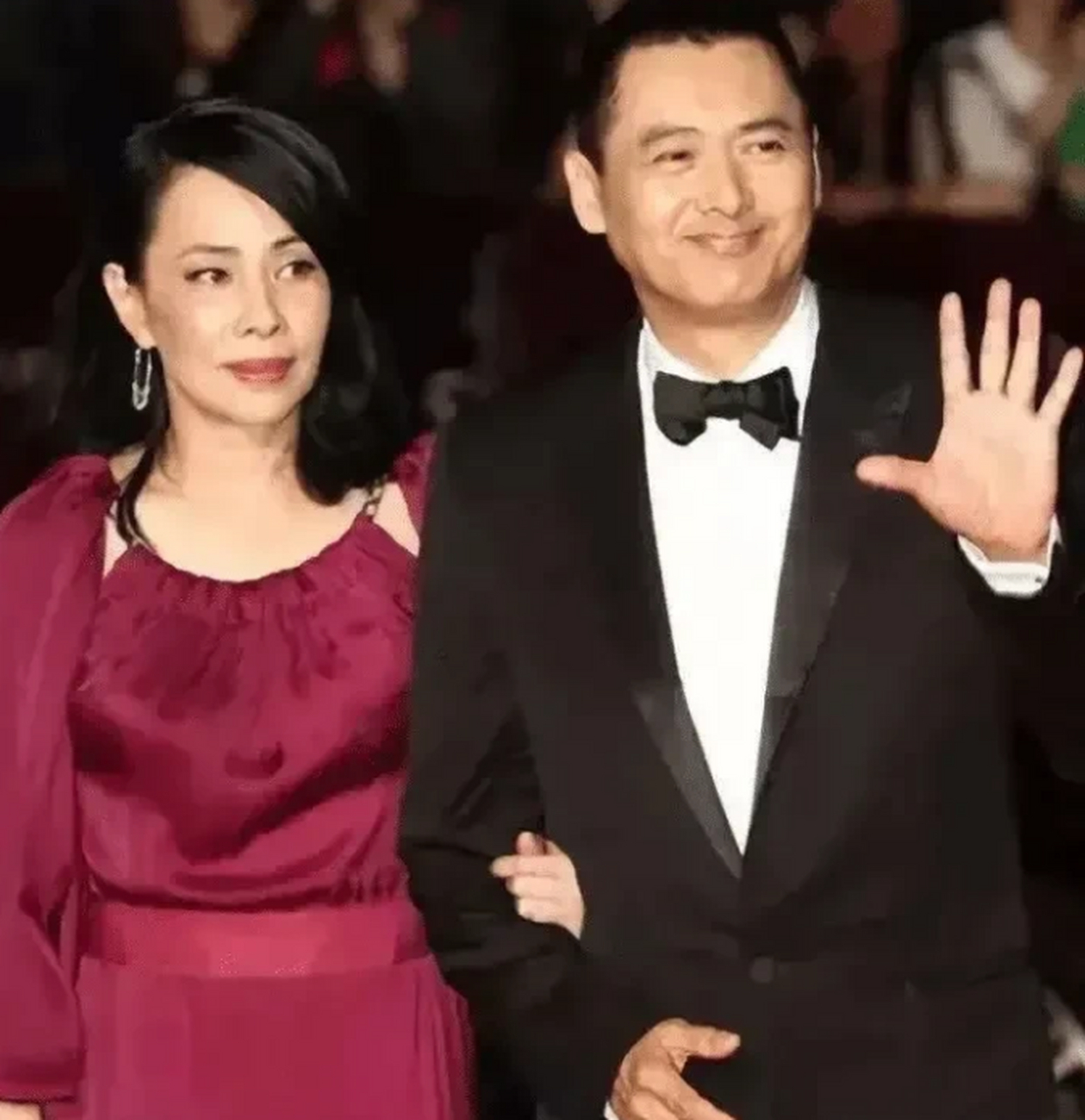 周润发的老婆真是太真实了,素颜顶着乱糟糟的鸡窝头户外跑步,瘦成皮包