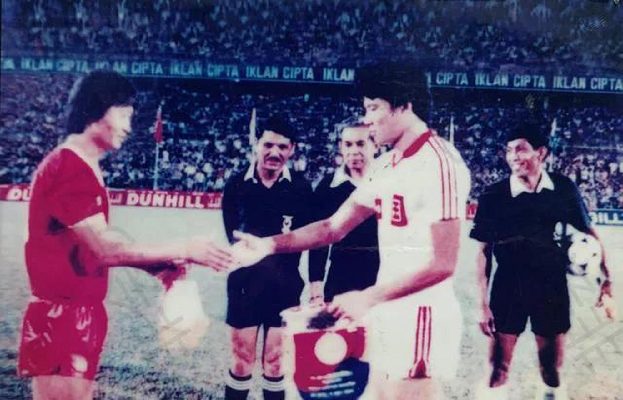 gif创作人# 山东大汉王东宁,八九十年代亚洲足坛中国版的绿巨人,国足