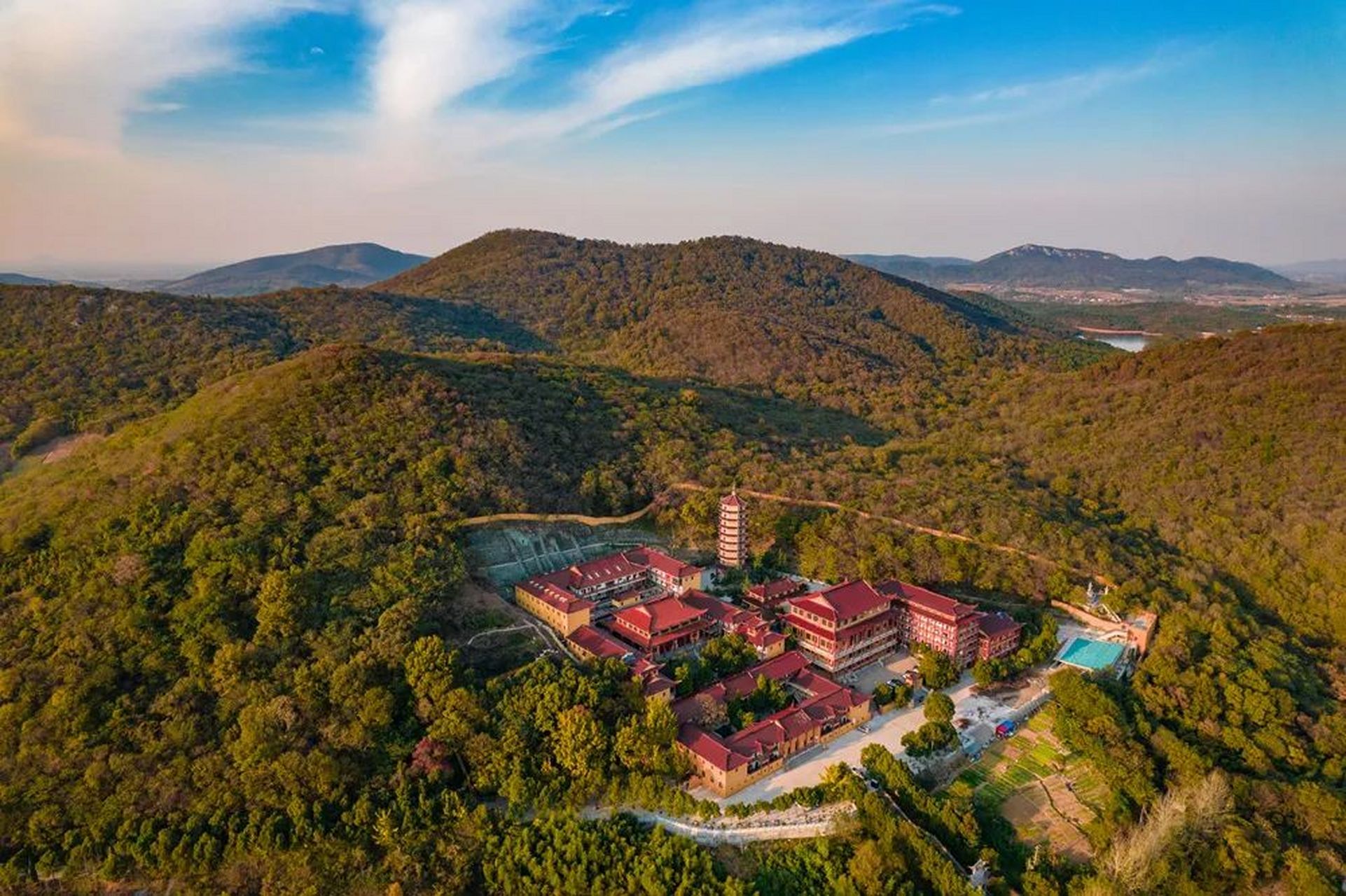 褒禅山属大别山余脉,横亘在巢湖之滨,位于东西走向的山脉之中,隔断了