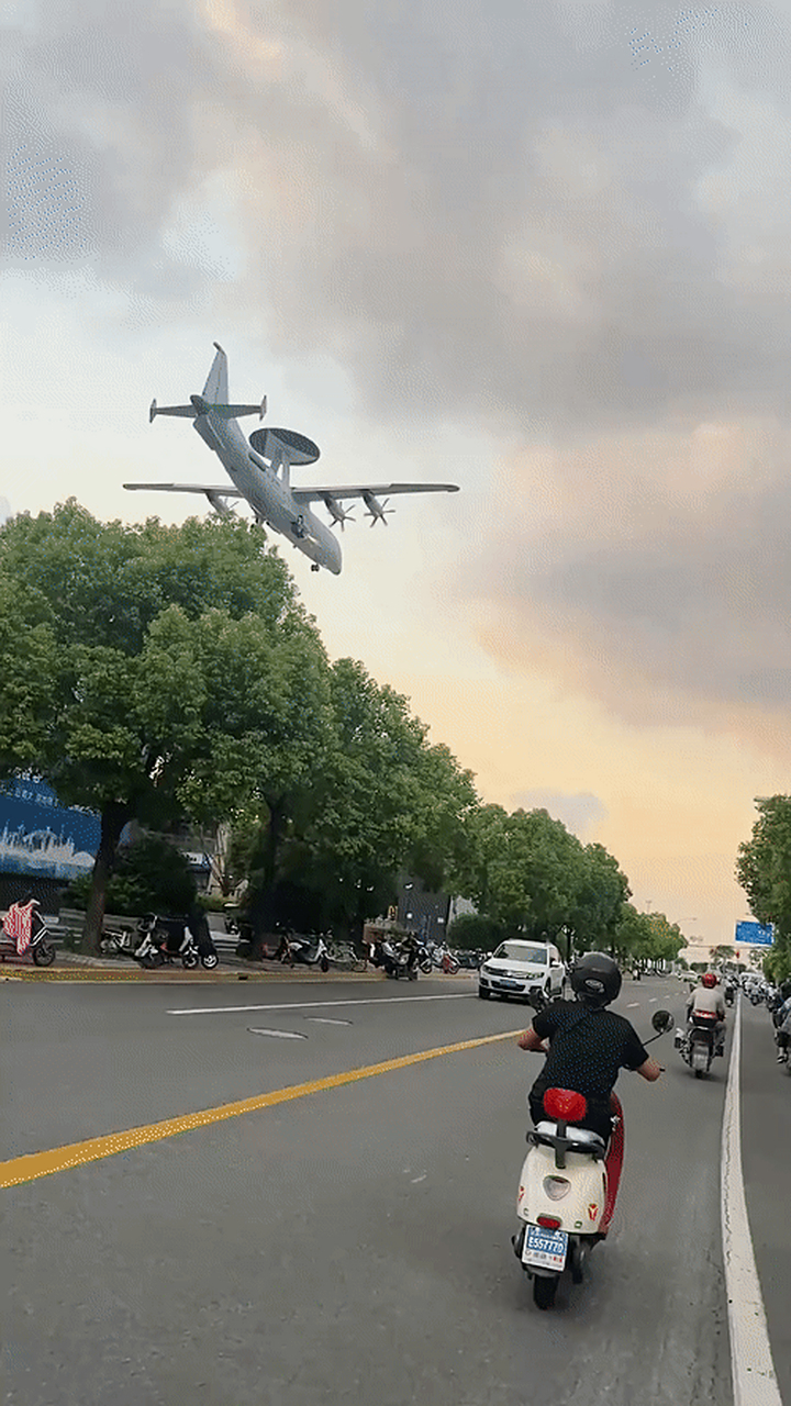 战略利器上量了就是好,看空警-500预警机在城市上空超低空飞过,目前