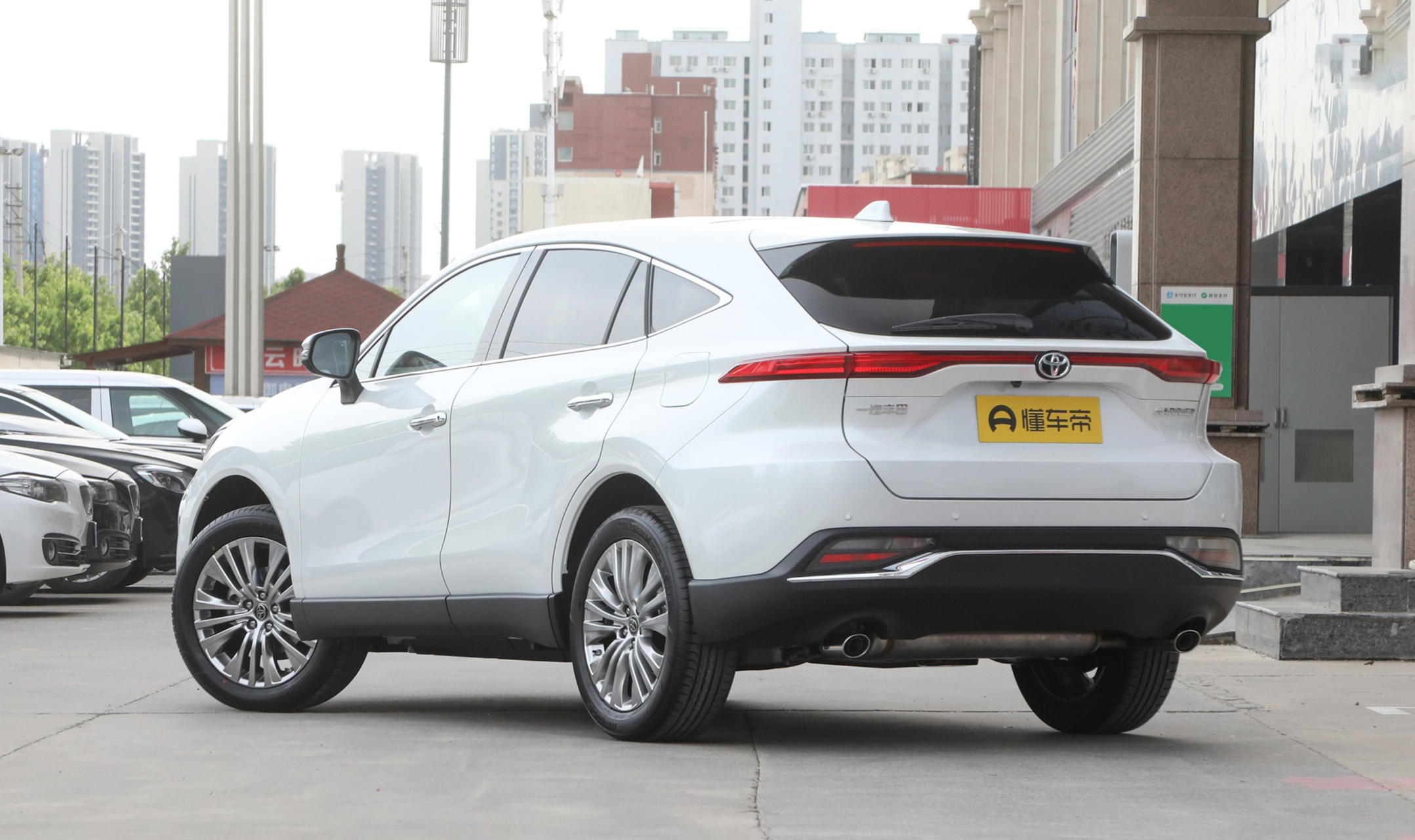 日前,一汽丰田2023款凌放harrier正式上市,新车推出9款车型可选,售价