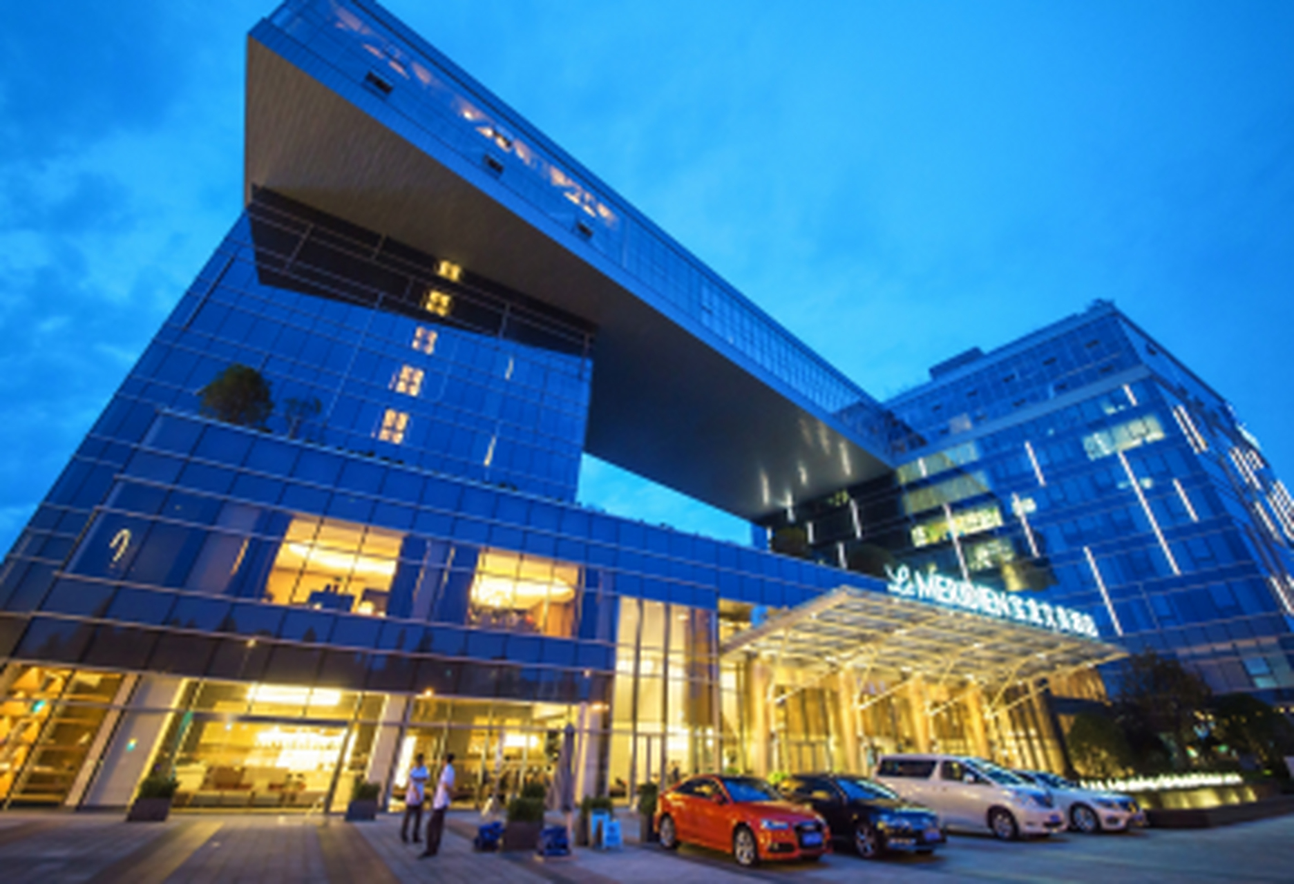 上海宝龙艾美酒店是万豪国际集团旗下现代典雅,时尚前卫的商务品牌