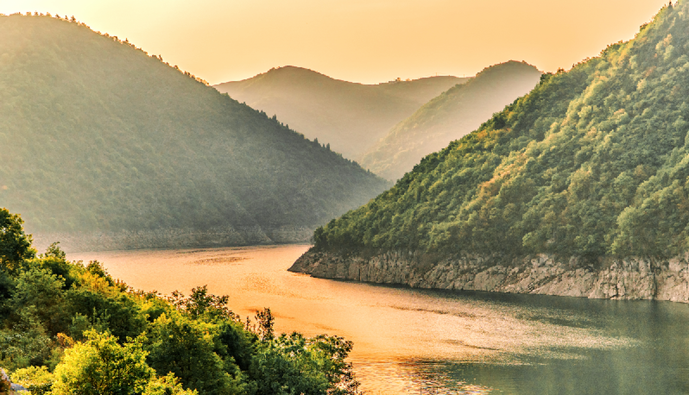 阳光高山河流图片图片