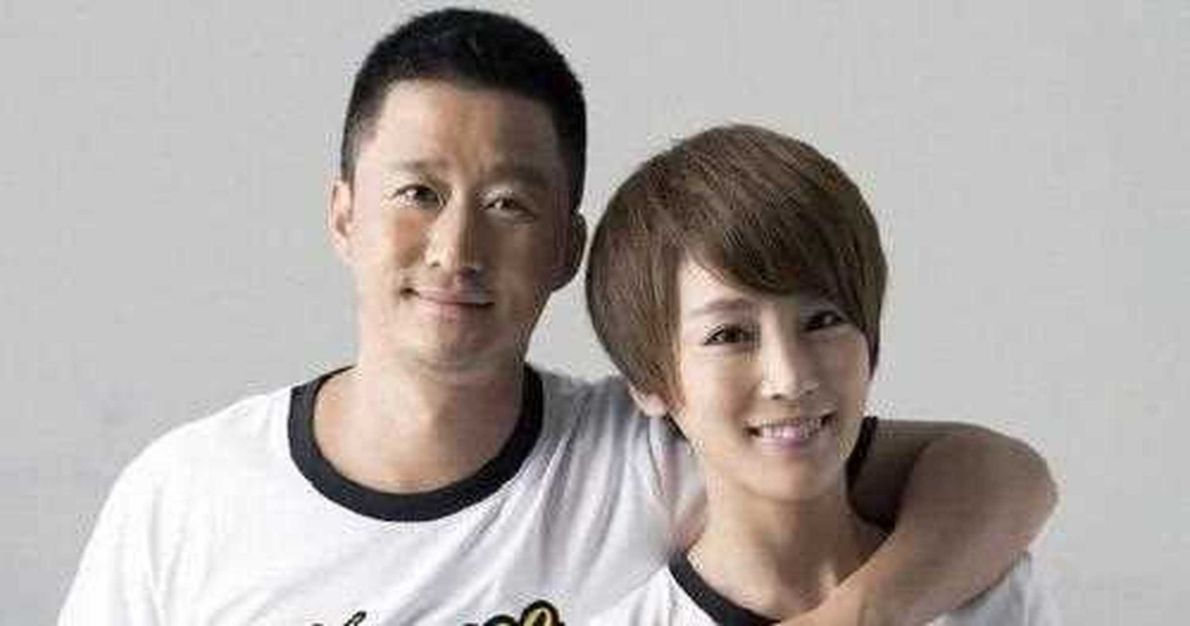 年,苗圃的爸爸突然病重住院,比苗圃小4岁的男朋友罗晋掏出全部积蓄给