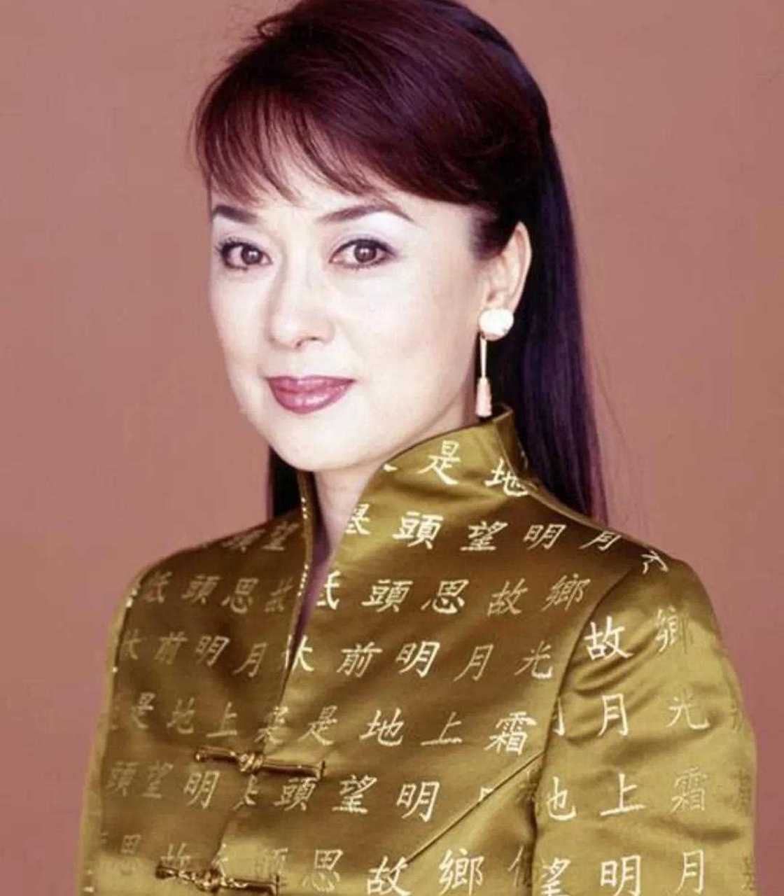 翁倩玉年轻时的照片很美,总是那么经典的笑,露出皓齿红唇妙不可言