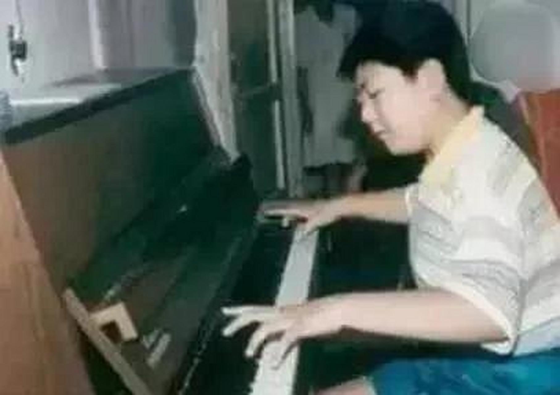 领动计划# 老照片:小时候的郎朗在练琴.