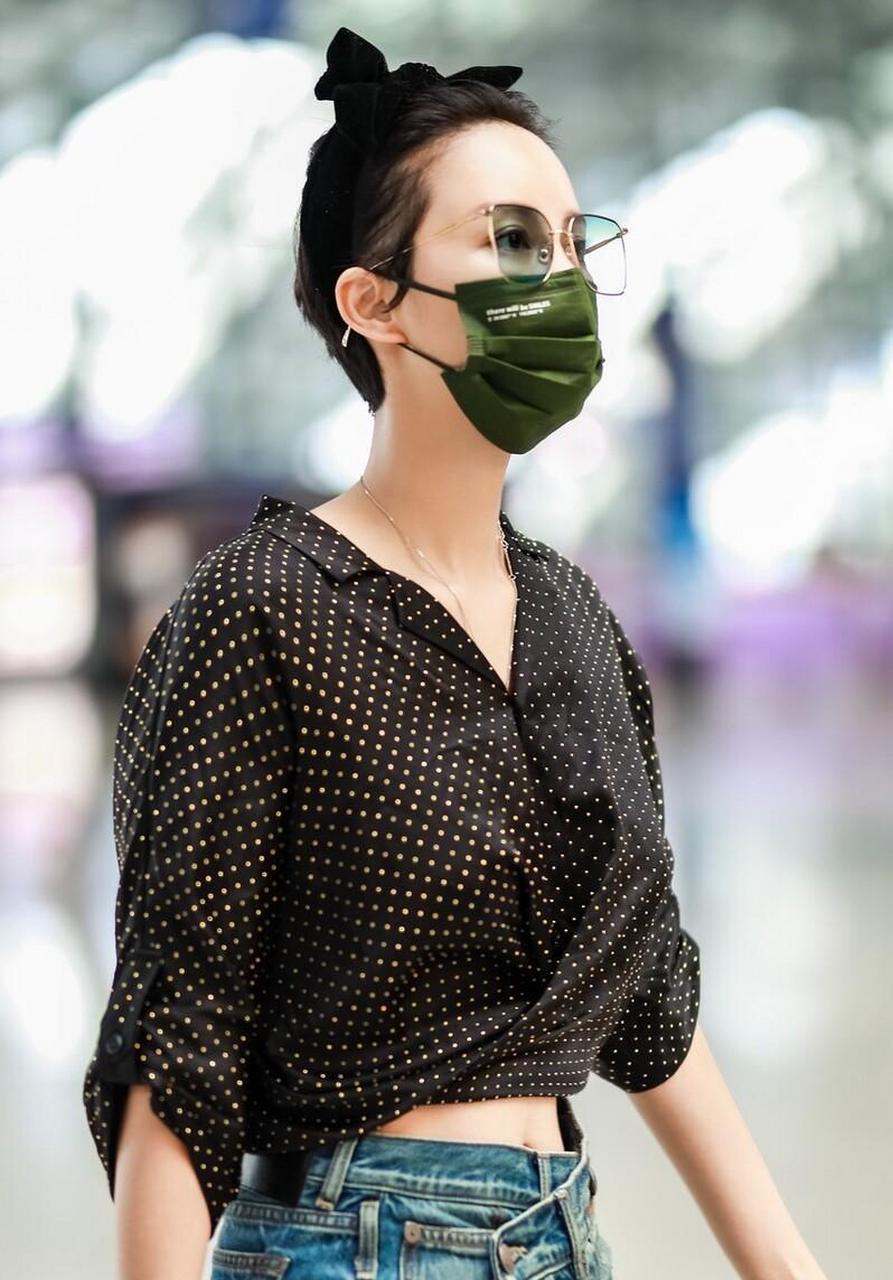 张歆艺现身机场, 黑色波点露脐上衣 高开衩牛仔裙 黑色蝴蝶结发夹活力